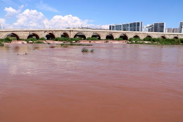 Kuraklık yüzünden griye dönmüştü! Sağanak yağışlar Kızılırmak'ın rengini aslına döndürdü