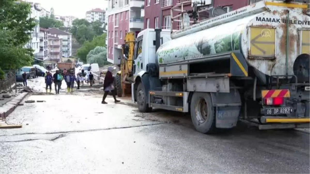 Sel sularına kapılarak otomobilin altına sıkışan motorlu kurye yaşam savaşı veriyor