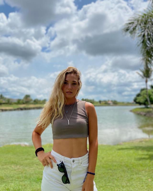 Şortlu pozlarını paylaşan Sude Burcu'ya sevgilisi Mert Öcal'dan alevli emojili yorum