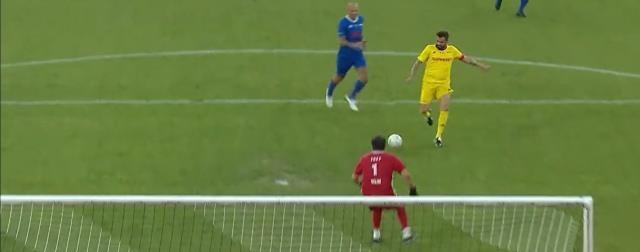 57 yaşındaki Hagi ağızları açık bıraktı! Herkes, Mutu'nun jübile maçındaki asistini konuşuyor