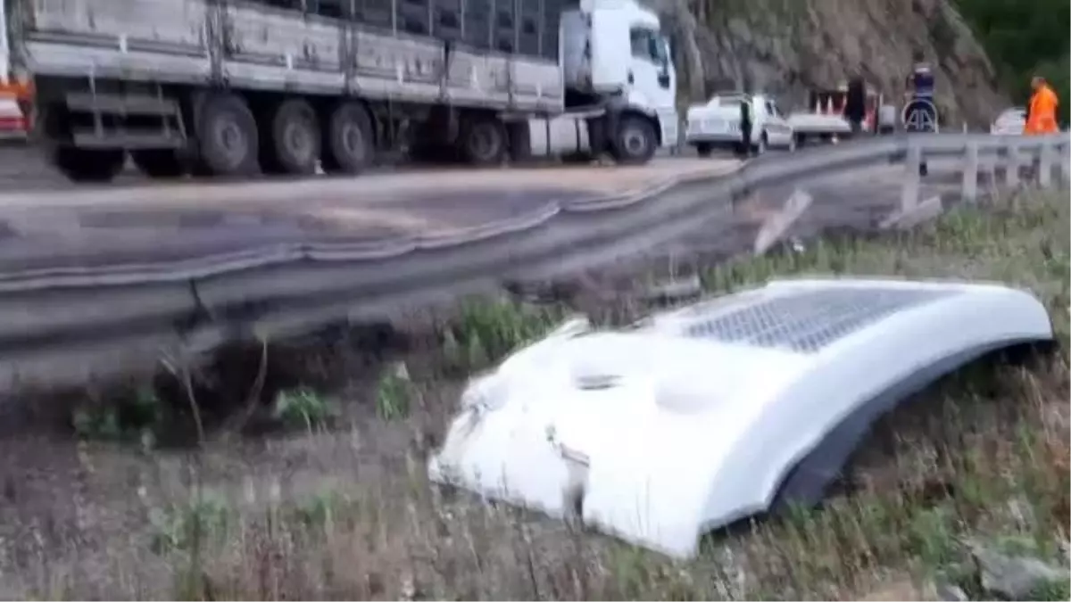 Bariyere çarpan tırın sürücüsü yaralandı