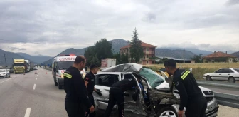 Burdur'da tırla çarpışan otomobildeki 1 kişi öldü, 1 kişi yaralandı