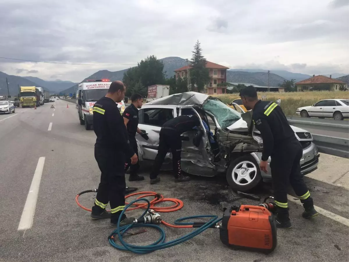 Burdur'da tırla çarpışan otomobildeki 1 kişi öldü, 1 kişi yaralandı
