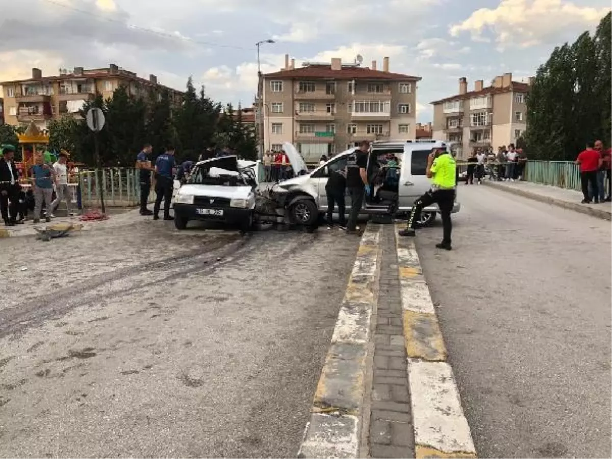 Çankırı'da, hafif ticari araç otomobile çarptı: 6 yaralı