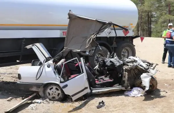 Yakı tankeri karşı şeritten gelen otomobille çarpıştı! 3 ölü, 2 yaralı
