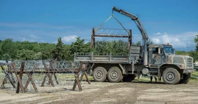 Yunanistan, Türkiye ile sınırı oluşturan Meriç Nehri kıyısına hendek kazmaya başladı