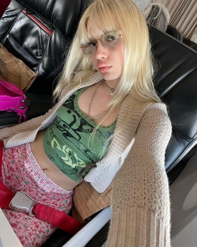 Aleyna Tilki arkasını dönerek poz verdi, kalçasını görenler şaşkınlığını gizleyemedi