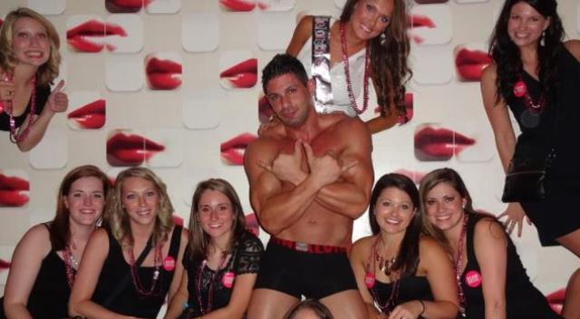 Bekarlığa veda partilerinde patlama yaşanan İngiltere'de çıplak erkek uşaklar aranıyor