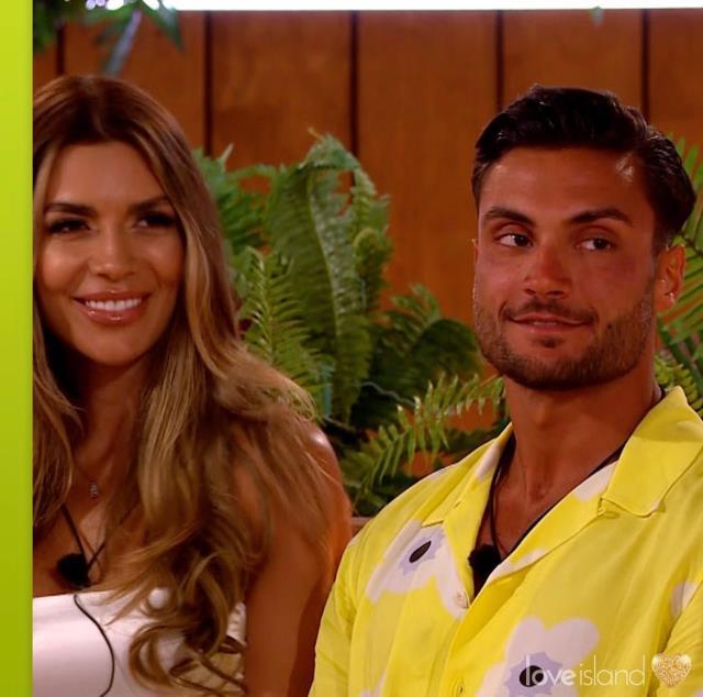 Canlı yayında partneriyle dakikalarca öpüşen Türk yarışmacı İngiltere'yi karıştırdı