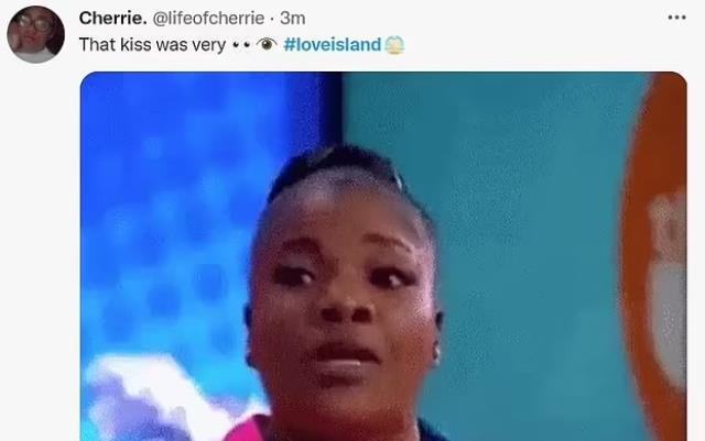 Canlı yayında partneriyle dakikalarca öpüşen Türk yarışmacı İngiltere'yi karıştırdı