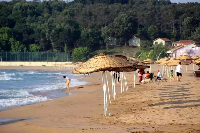 Dalgalı denize giren 7 üniversite öğrencisinden biri hayatını kaybetti