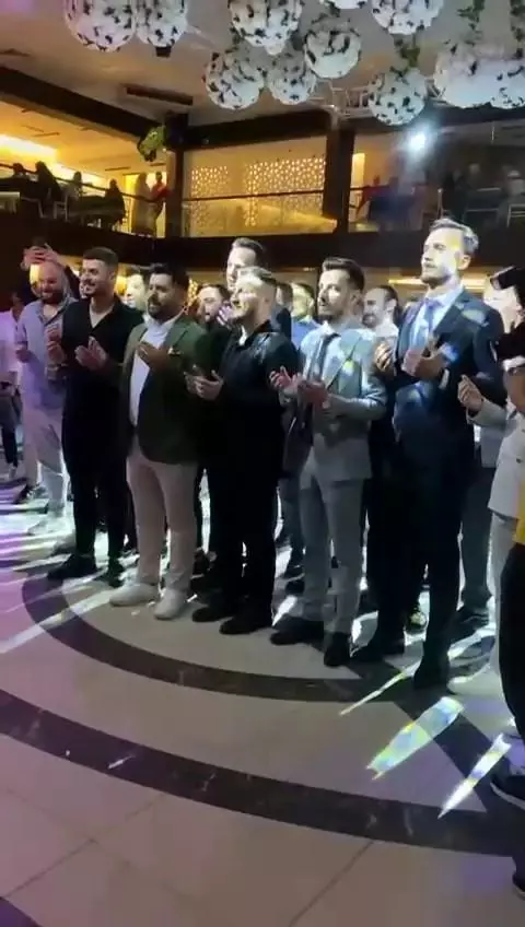 Düğünde herkes altın takılmasını beklerken, damada adının yazıldığı mezar taşı hediye ettiler