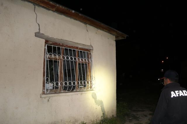 Deprem sonrası evlerde çatlaklar meydana geldi, Kaymakam Savar deprem bölgesinde incelemelerde bulundu