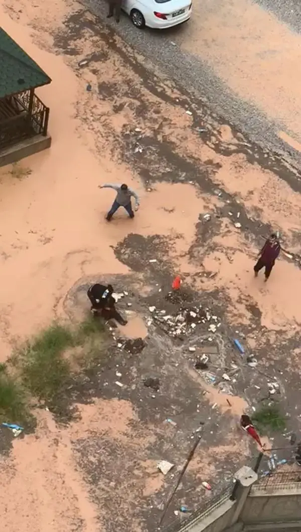 Efsun, sağanakla su dolan çukura düştü; kurtarılma anı kamerada