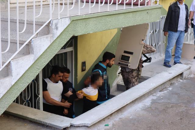 Kayseri'de 5 saatlik rehine krizi: Hırsızlık suçlusu yakalanacağını anlayınca, annesi ve eşini bıçakla rehin aldı