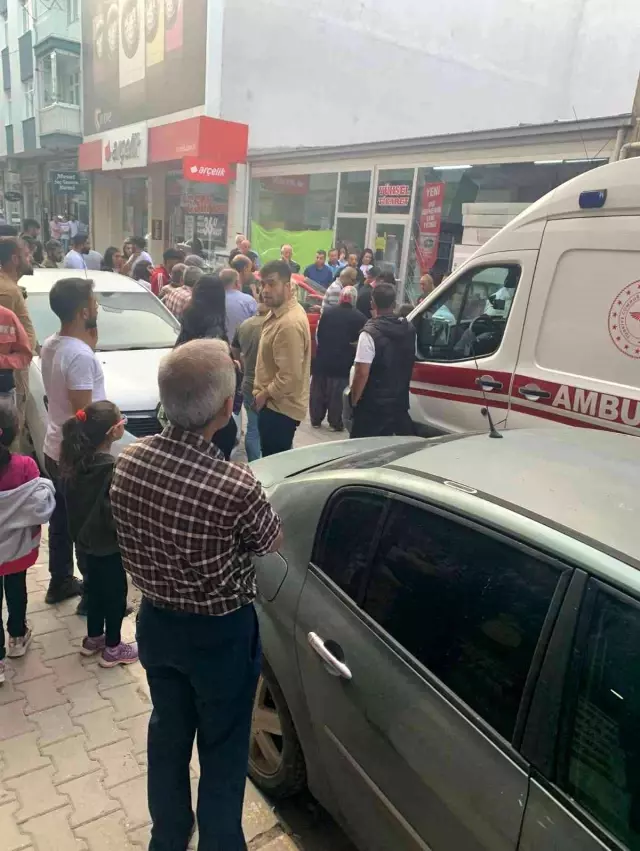 Kontrolden çıkan aracın çarptığı kadın, mağazanın vitrinine girdi