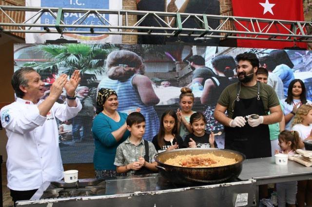 Kuşadası Sokak Festivali, dünyaca ünlü Rio karnavalına taş çıkarttı