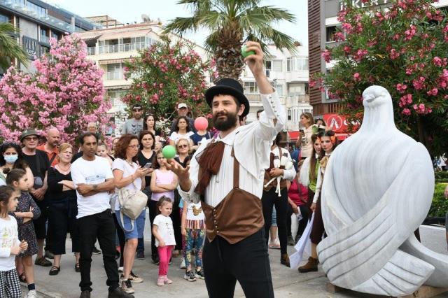 Kuşadası Sokak Festivali, dünyaca ünlü Rio karnavalına taş çıkarttı