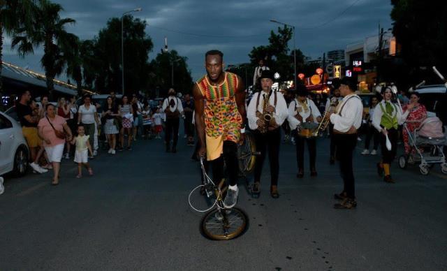 Kuşadası Sokak Festivali, dünyaca ünlü Rio karnavalına taş çıkarttı