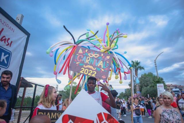 Kuşadası Sokak Festivali, dünyaca ünlü Rio karnavalına taş çıkarttı