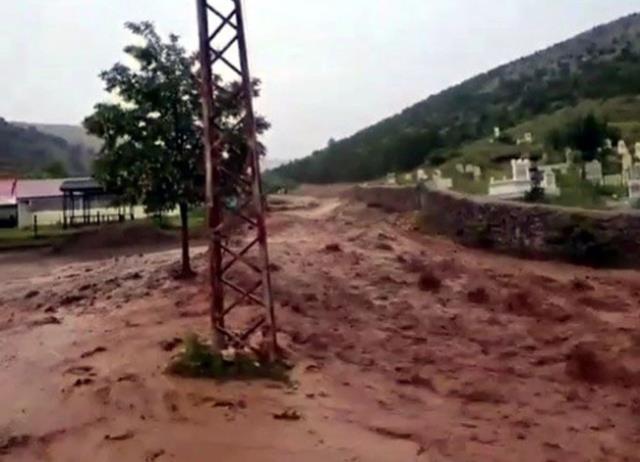 Sağanak yağışlar birçok kentte hayatı felç etti! Ankara'da 3 kişi öldü, Sivas'ın Gemerek ilçesinde okullar tatil edildi