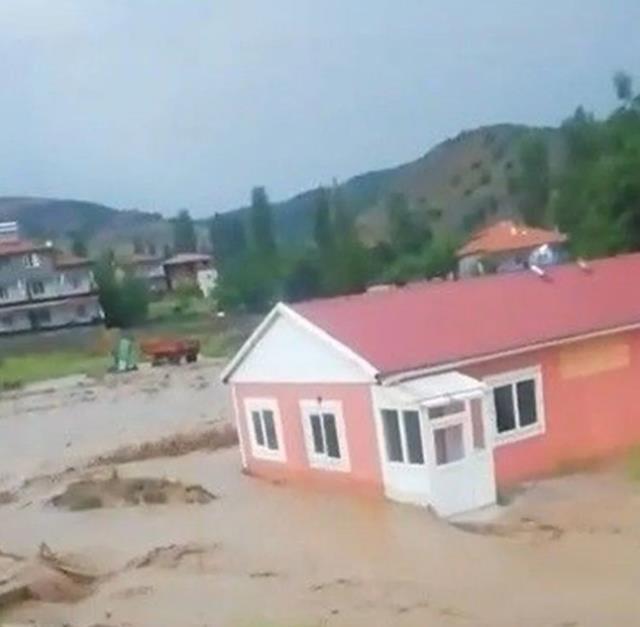 Sağanak yağışlar birçok kentte hayatı felç etti! Ankara'da 3 kişi öldü, Sivas'ın Gemerek ilçesinde okullar tatil edildi