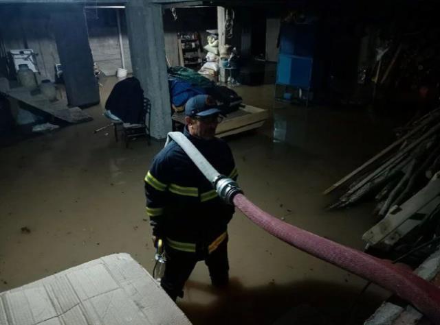 Sağanak yağışlar birçok kentte hayatı felç etti! Ankara'da 3 kişi öldü, Sivas'ın Gemerek ilçesinde okullar tatil edildi