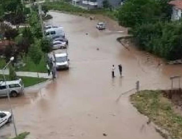 Sağanak yağışlar birçok kentte hayatı felç etti! Ankara'da 3 kişi öldü, Sivas'ın Gemerek ilçesinde okullar tatil edildi