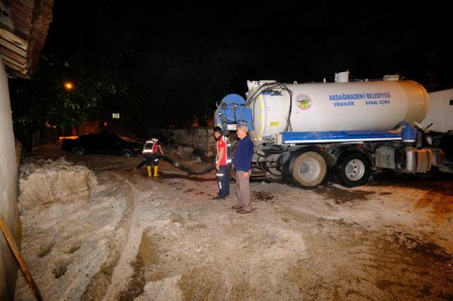 Yarım metre dolu yağdı, yaz ortasında her yer beyaza büründü Yarım metre dolu yağdı, yaz ortasında her yer beyaza büründü