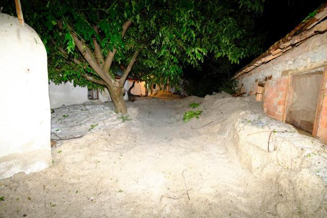 Yarım metre dolu yağdı, yaz ortasında her yer beyaza büründü Yarım metre dolu yağdı, yaz ortasında her yer beyaza büründü