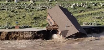 Aşırı yağışa dayanamayan ev nehre sürüklendi! Film sahnelerini aratmayan anlar kamerada