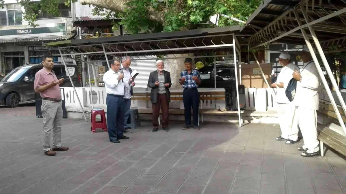 Burhaniye' de hacı adayları uğurlandı