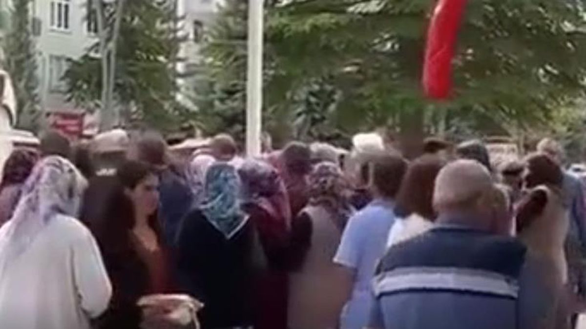 Şehir farklı manzara aynı! Yüzde 31 zamlanan şekeri indirimli almak için birbirleriyle yarıştılar