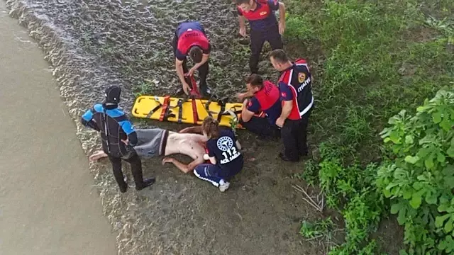 Ekiplerin ikna çabaları sürerken kendini köprüden aşağıya bıraktı