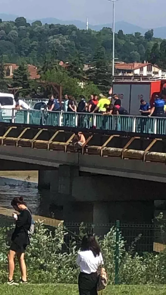Ekiplerin ikna çabaları sürerken kendini köprüden aşağıya bıraktı
