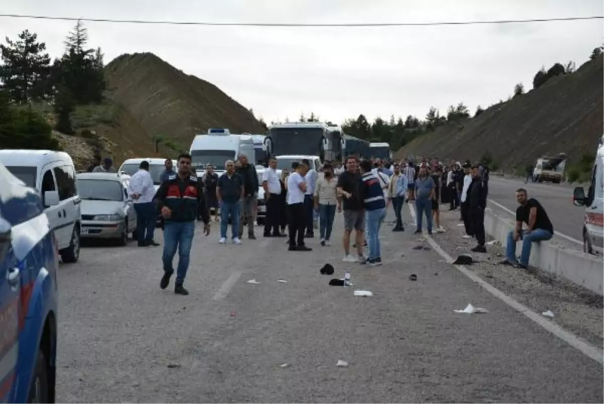 Korkuteli'de tur midibüsü devrildi: 1 ölü, 23 yaralı (2)- Yeniden