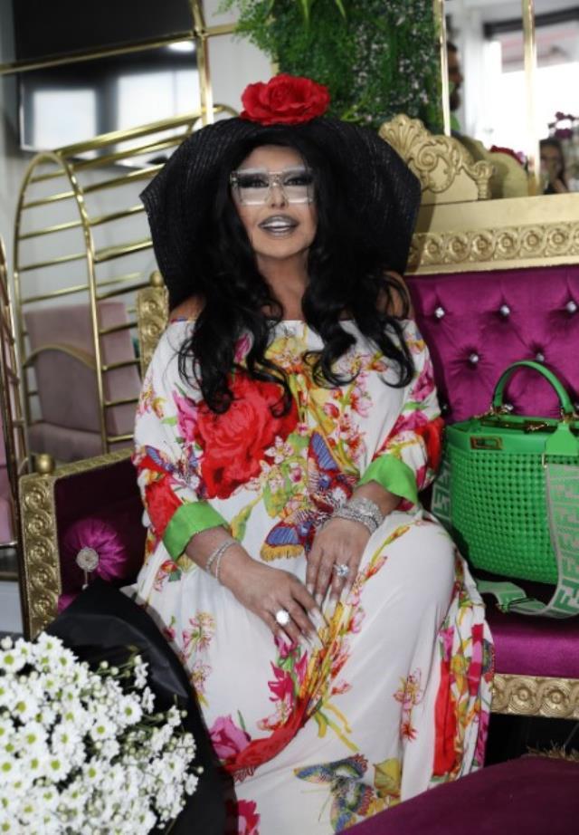 Lüks harcamalarıyla gündemden düşmeyen Bülent Ersoy, 1 milyon liralık çantasıyla dikkat çekti Lüks harcamalarıyla gündemden düşmeyen Bülent Ersoy, 1 milyon liralık çantasıyla dikkat çekti