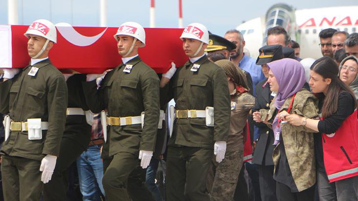 Şehidin cenazesini karşılayan nişanlısı feryat etti: Nikahımıza sayılı gün kalmıştı, böyle mi gelecektin?