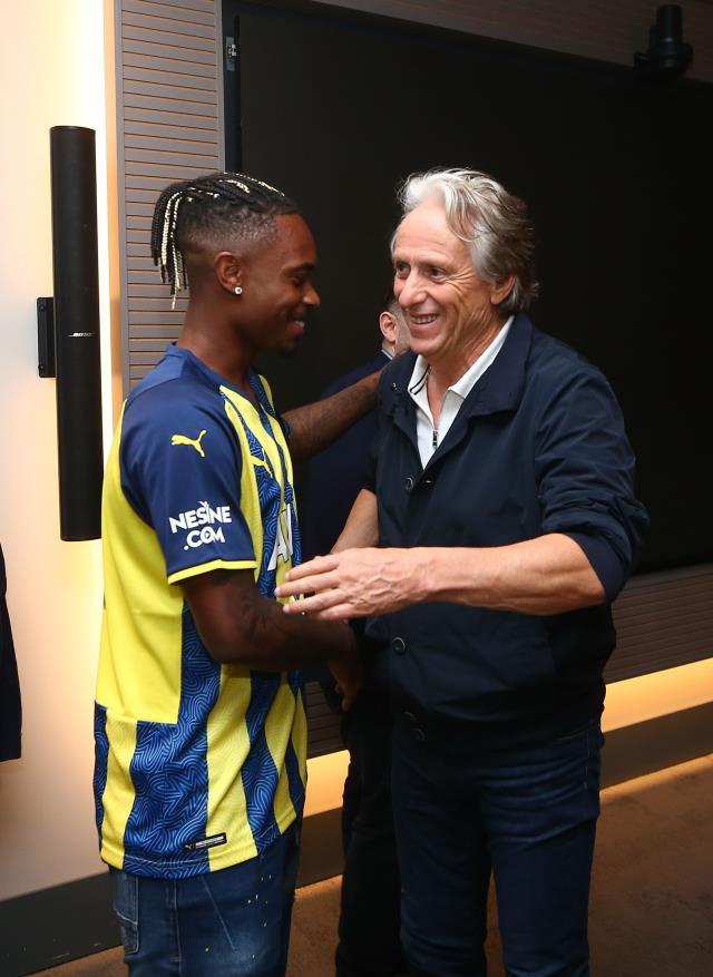 Son Dakika: Lincoln Henrique resmen Fenerbahçe'de! 4 yıllık sözleşme imzaladı