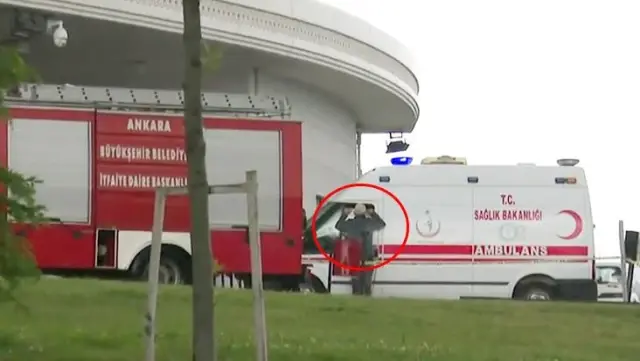 Son Dakika: Sağlık Bakanlığı önünde protesto! 'Bakan gelmezse kendimi patlatacağım' diyen şahıs güçlükle ikna edildi