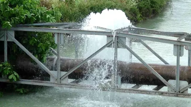 Serik'i besleyen ana boru patladı, su seviyesi 20 metre yükseldi