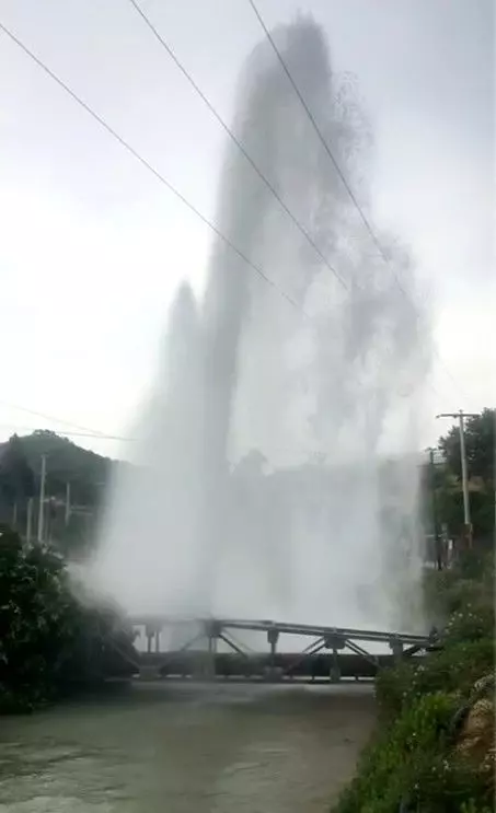 Serik'i besleyen ana boru patladı, su seviyesi 20 metre yükseldi