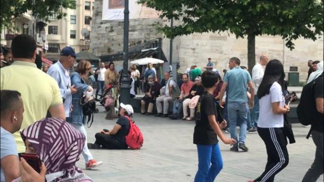 Eminönü bir anda karıştı! Seyyar satıcı kadına saldıran şahsa kafa attılar