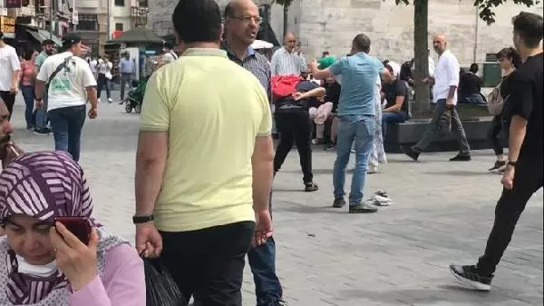 Eminönü bir anda karıştı! Seyyar satıcı kadına saldıran şahsa kafa attılar