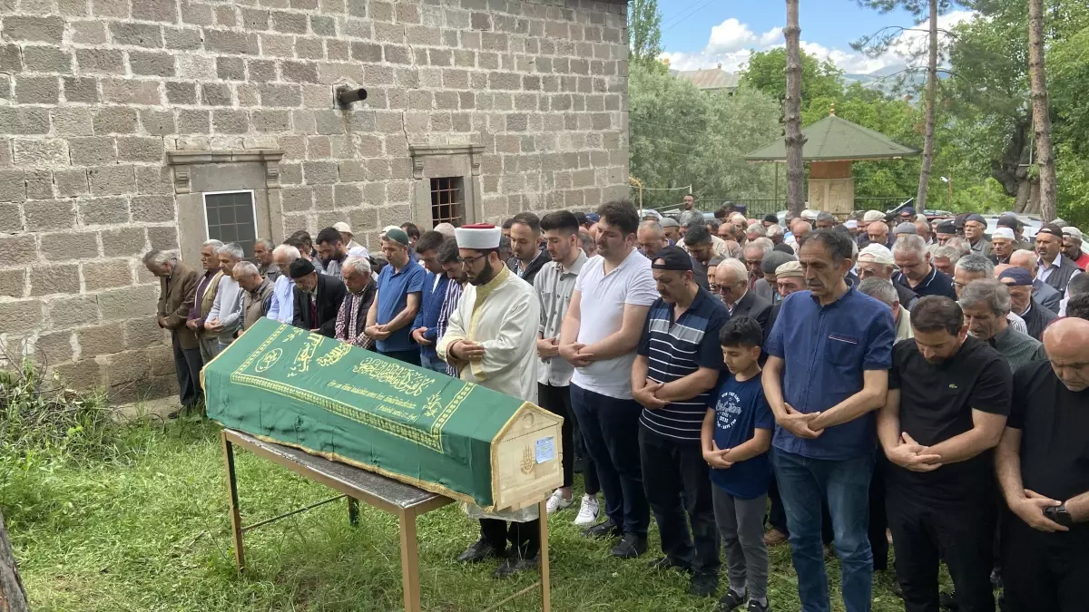 İstanbul'da kiracısı tarafından öldürülen ev sahibinin cenazesi Giresun'da defnedildi