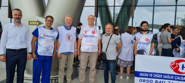 On binlerce hekim TBMM'ye sunulan sağlık düzenlemesini protesto için 1 günlük iş bırakma eylemi yaptı