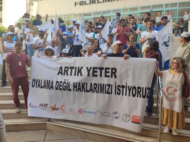 On binlerce hekim TBMM'ye sunulan sağlık düzenlemesini protesto için 1 günlük iş bırakma eylemi yaptı