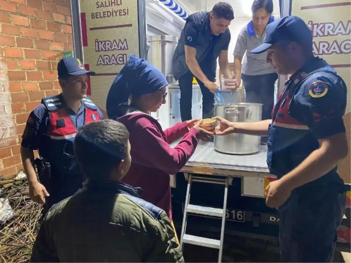 Salihli'de sağanak ve dolu; mevsimlik işçiler düğün salonuna yerleştirildi