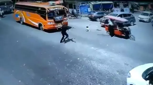 Polisin dikkati faciayı önledi! Yola düşen küçük çocuk otobüsün altında kalmaktan son anda kurtuldu