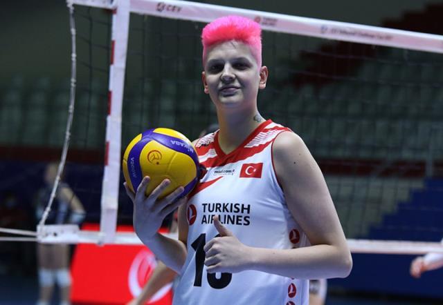 Aşkı yüzünden gündemden düşmeyen milli voleybolcu Ebrar Karakurt resmen başka birine dönüşmüş